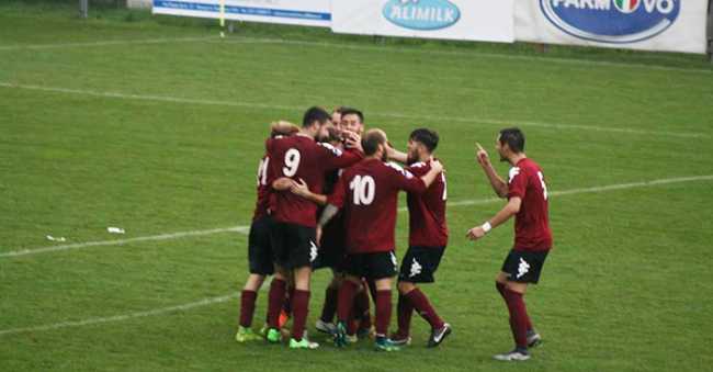 Borgosesia calcio abbracci