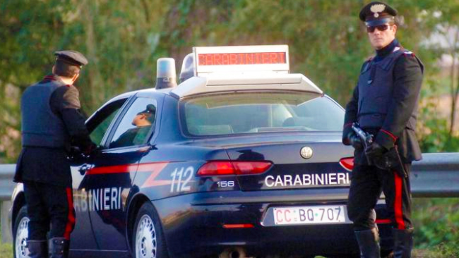 carabinieri auto agenti piedi 2