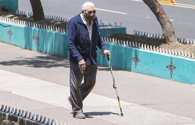 covid anziano bastone strada