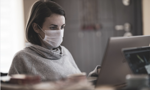 covid mascherina computer ragazza