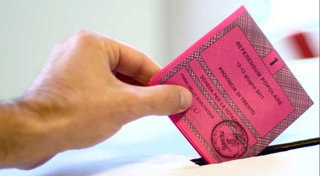 elezione scheda urna mano