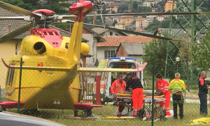 elicottero barella uomini campo rete case