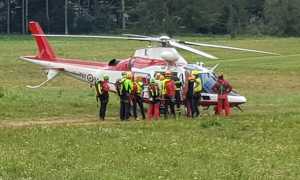 elicottero vigili fiuoco prato uomini