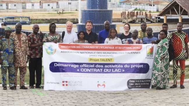 foto di gruppo con striscione