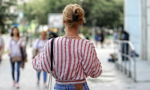 gente marciapiede sfuocata