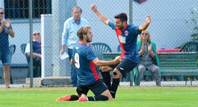 gozzano calcio abbraccio
