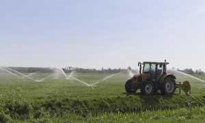 irrigazione campo trattore