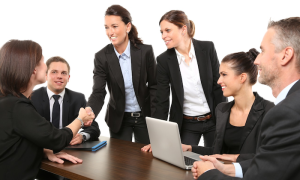 lavoro donne stretta mano