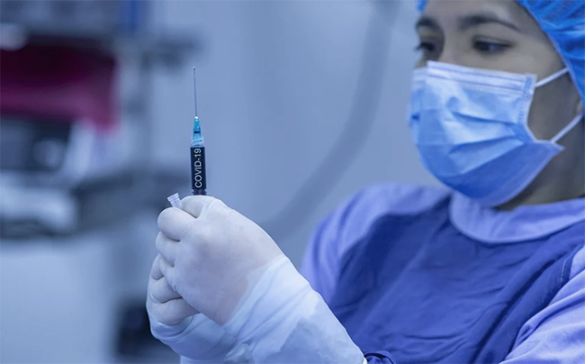 vaccino siringa covid infermiera