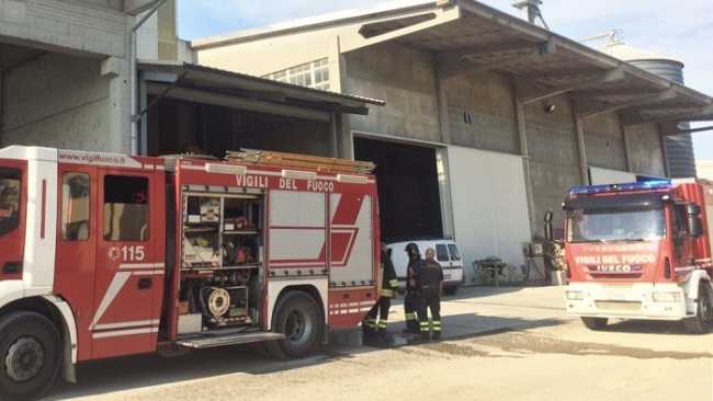 vigili del fuoco due camion fabbrica
