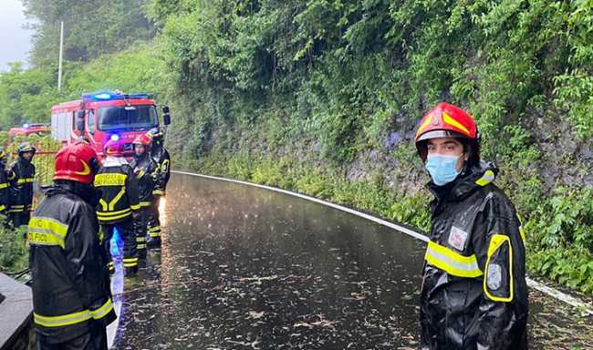 vigili fuoco pioggia strada