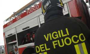vigili fuoco spalle autobotte