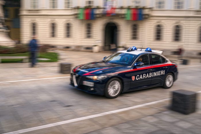 Picchia la moglie davanti alle figlie minori, arrestato 48enne per maltrattamenti