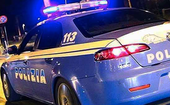 polizia auto notte luci scritta corsa