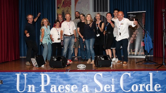 un paese a sei corde